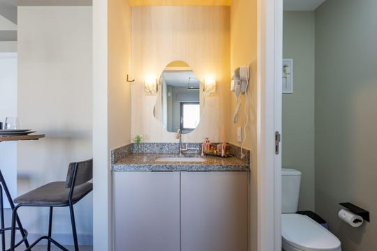 Banheiro de apartamento para alugar com 1 quarto, 28m² em Água Branca, São Paulo