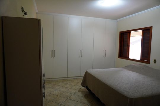 Suíte de casa de condomínio para alugar com 5 quartos, 600m² em Portal dos Nobres, Americana