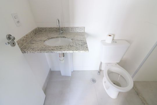 Banheiro de apartamento à venda com 2 quartos, 40m² em Presidente Altino, Osasco