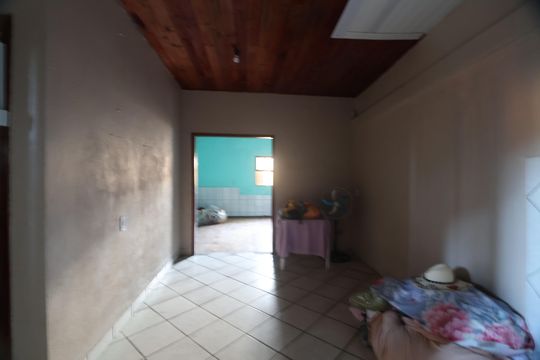 Sala e cozinha- fundos de casa para alugar com 3 quartos, 260m² em Harmonia, Canoas