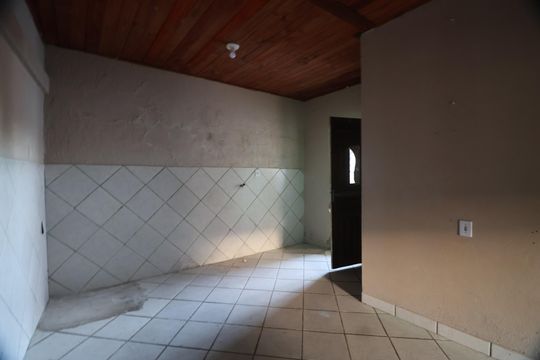Sala e cozinha- fundos de casa para alugar com 3 quartos, 260m² em Harmonia, Canoas