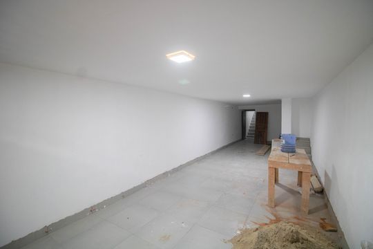 GARAGEM de casa à venda com 3 quartos, 400m² em Chora Menino, São Paulo