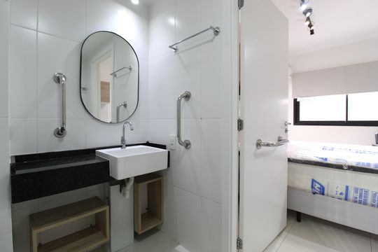 Banheiro de kitnet/studio à venda com 1 quarto, 27m² em Indianópolis, São Paulo
