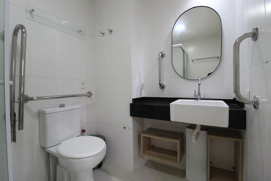 Banheiro de kitnet/studio à venda com 1 quarto, 27m² em Indianópolis, São Paulo