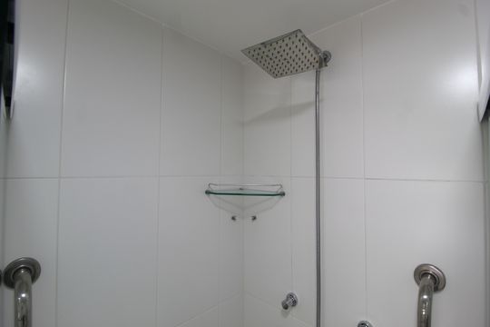 Banheiro de kitnet/studio à venda com 1 quarto, 27m² em Indianópolis, São Paulo