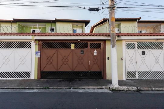 Fachada de casa à venda com 3 quartos, 136m² em Vila Nova Carolina, São Paulo