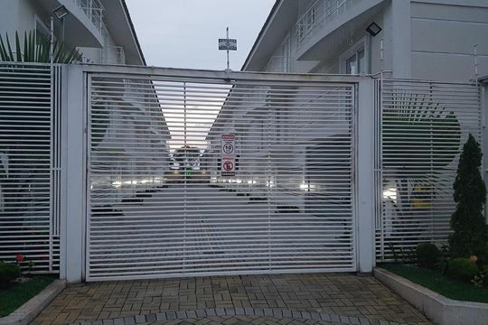 Fachada de casa à venda com 3 quartos, 150m² em Vila Santana, São Paulo