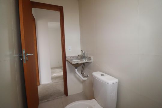 Banheiro Social de apartamento à venda com 2 quartos, 54m² em Vila Pires, Santo André
