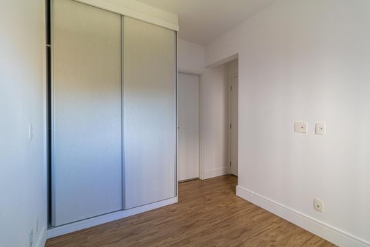 Cuarto com armários embutidos e piso de madeira, iluminado por luz natural. de apartamento à venda com 2 quartos, 65m² em Jardim Umuarama, São Paulo