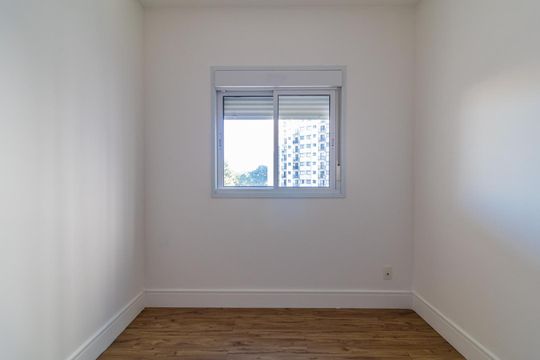 Janela com vista para um prédio de apartamentos e árvores ao fundo. de apartamento à venda com 2 quartos, 65m² em Jardim Umuarama, São Paulo