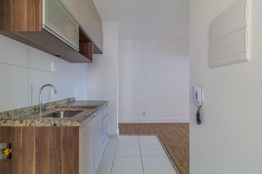 Cozinha com móveis de madeira e piso de porcelanato, com iluminação natural e boa qualidade. de apartamento à venda com 2 quartos, 65m² em Jardim Umuarama, São Paulo