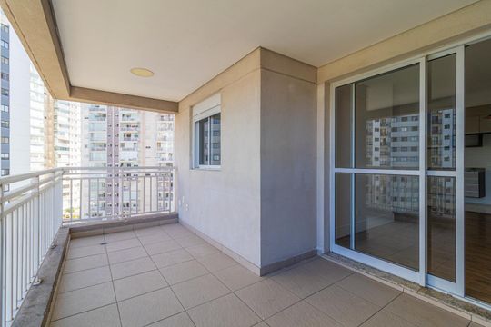 Varanda com vista para a cidade, com piso de cerâmica e janelas grandes. de apartamento à venda com 2 quartos, 65m² em Jardim Umuarama, São Paulo