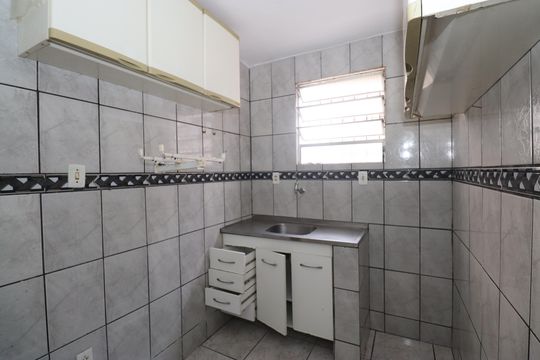 Cozinha de kitnet/studio para alugar com 2 quartos, 28m² em Engomadeira, Salvador