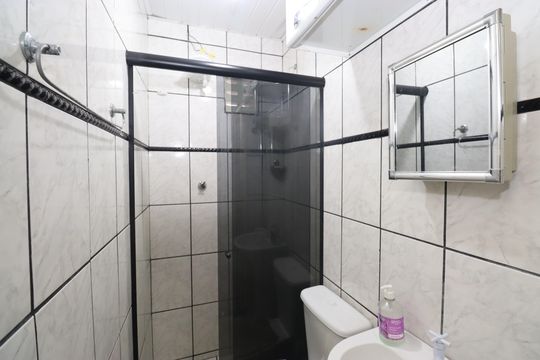 Banheiro de kitnet/studio para alugar com 2 quartos, 28m² em Engomadeira, Salvador