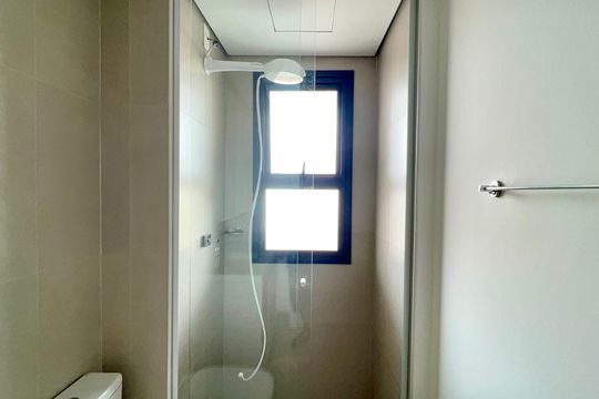 Banheiro de kitnet/studio para alugar com 1 quarto, 33m² em Pinheiros, São Paulo