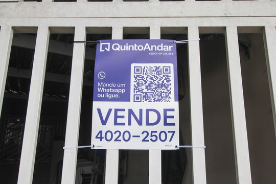 Placa instalada em 09/04/2026 com o código VAIO-273 de apartamento à venda com 2 quartos, 61m² em Vila Luzita, Santo André