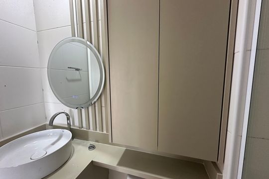 Banheiro da Suíte de apartamento para alugar com 1 quarto, 51m² em Empresarial 18 do Forte, Barueri