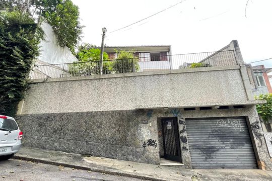 Fachada de casa à venda com 3 quartos, 300m² em Grajaú, Rio de Janeiro