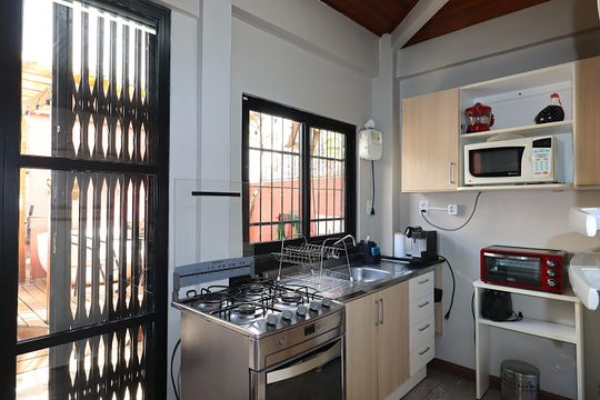 Cozinha de apartamento para alugar com 1 quarto, 90m² em São João, Porto Alegre