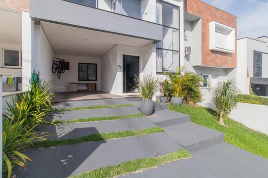 Fachada de casa de condomínio à venda com 3 quartos, 170m² em Chapéu do Sol, Porto Alegre