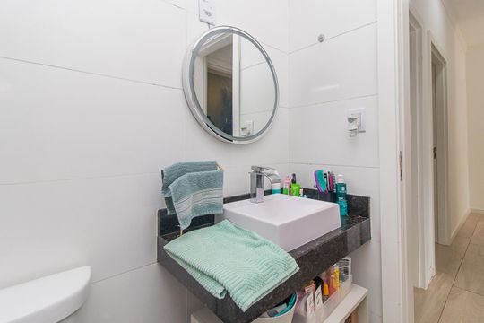 Banheiro de casa de condomínio à venda com 3 quartos, 170m² em Chapéu do Sol, Porto Alegre
