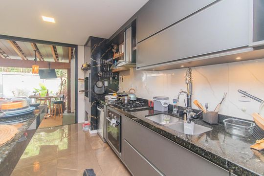 Cozinha de casa de condomínio à venda com 3 quartos, 170m² em Chapéu do Sol, Porto Alegre