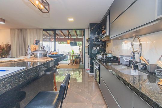 Cozinha de casa de condomínio à venda com 3 quartos, 170m² em Chapéu do Sol, Porto Alegre