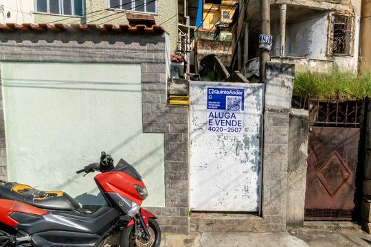 Fachada de casa à venda com 2 quartos, 100m² em Brás de Pina, Rio de Janeiro