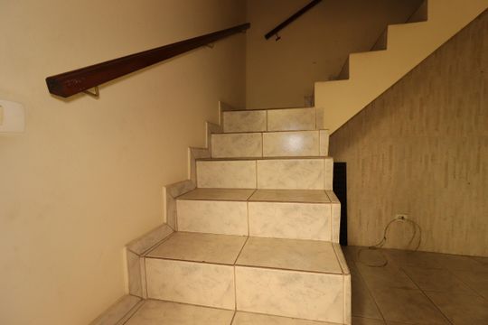 Escada interna da Casa 2 de casa à venda com 4 quartos, 138m² em Vila Bela Vista, Santo André