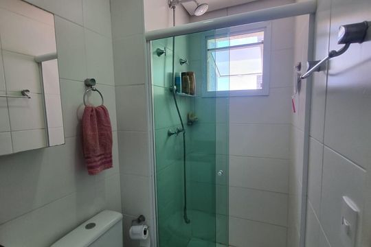 Banheiro de apartamento à venda com 2 quartos, 45m² em Vila Tolstoi, São Paulo