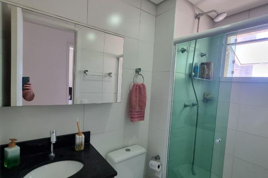 Banheiro de apartamento à venda com 2 quartos, 45m² em Vila Tolstoi, São Paulo