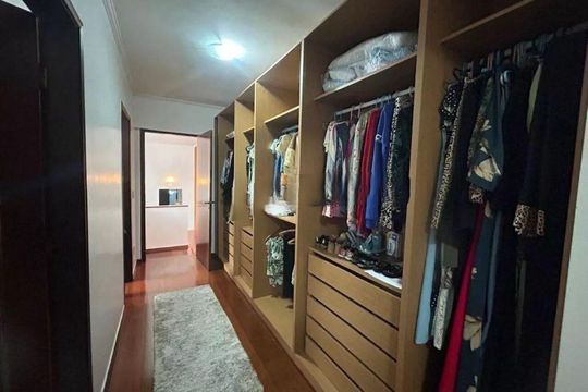 Closet de casa para alugar com 3 quartos, 265m² em Vila Alzira, Santo André