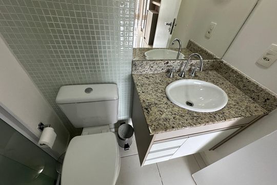 Banheiro de apartamento para alugar com 1 quarto, 42m² em Empresarial 18 do Forte, Barueri