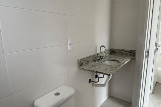 Banheiro da Suíte de apartamento para alugar com 2 quartos, 56m² em Parque das Nações, Santo André