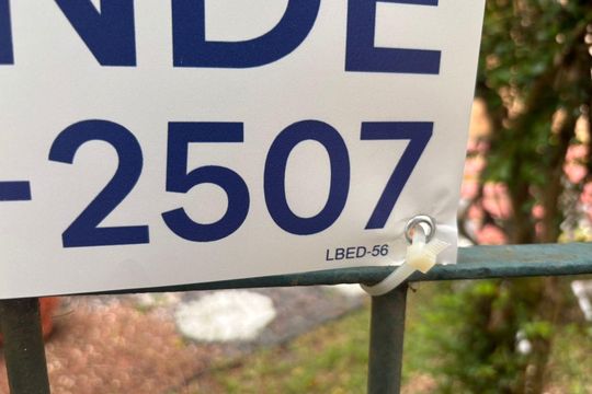Plaquinha Instalada código LBED-56 de apartamento à venda com 2 quartos, 45m² em Humaitá, Porto Alegre
