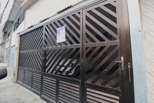 Fachada de casa para alugar com 1 quarto, 50m² em Jardim Itapura, São Paulo
