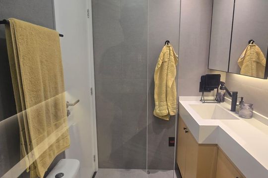 Banheiro de apartamento à venda com 1 quarto, 54m² em Pinheiros, São Paulo