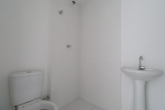 Banheiro  de apartamento à venda com 2 quartos, 33m² em Parque Industrial Tomas Edson, São Paulo