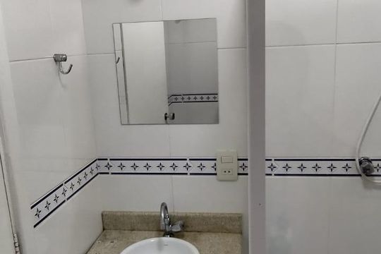 Banheiro de apartamento à venda com 1 quarto, 60m² em Cambuí, Campinas