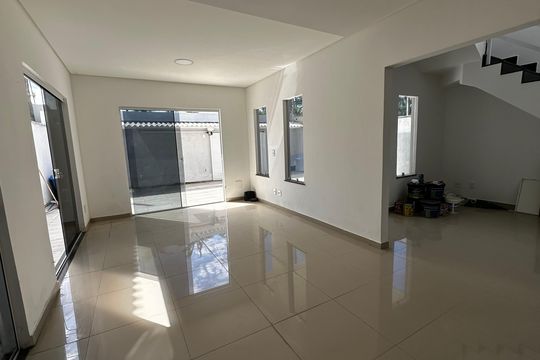 Sala de casa à venda com 3 quartos, 250m² em Recreio dos Bandeirantes, Rio de Janeiro