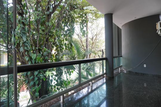 Varanda da Sala 3 de casa para alugar com 5 quartos, 400m² em Mangabeiras, Belo Horizonte