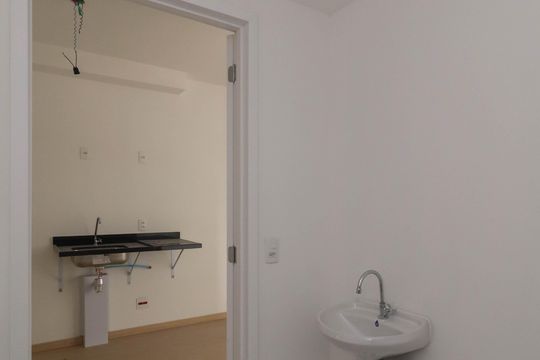 Banheiro de kitnet/studio para alugar com 1 quarto, 25m² em Pinheiros, São Paulo