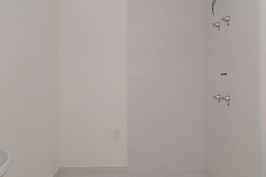 Banheiro de kitnet/studio para alugar com 1 quarto, 25m² em Pinheiros, São Paulo