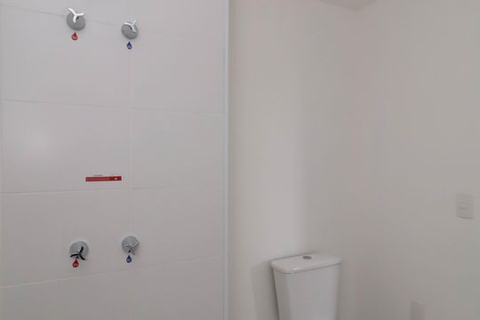 Banheiro de kitnet/studio para alugar com 1 quarto, 25m² em Pinheiros, São Paulo
