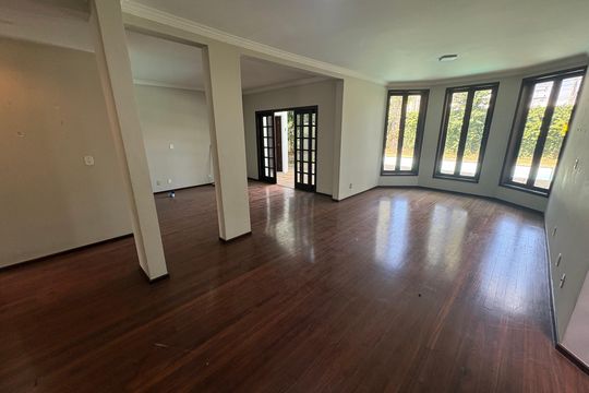 Sala de casa de condomínio para alugar com 4 quartos, 560m² em Alphaville Empresarial, Barueri