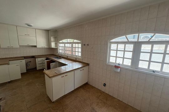 Cozinha de casa de condomínio para alugar com 4 quartos, 560m² em Alphaville Empresarial, Barueri