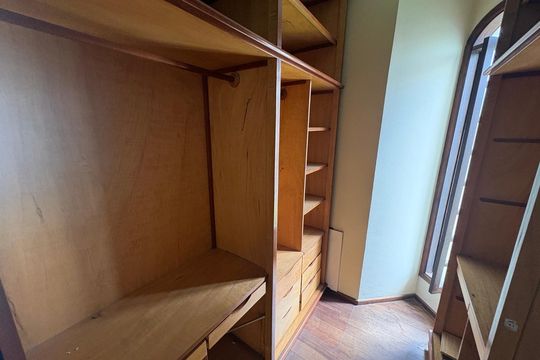 Closet de casa de condomínio para alugar com 4 quartos, 560m² em Alphaville Empresarial, Barueri