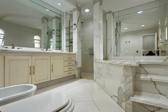 Banheiro da Suíte 1 de apartamento à venda com 3 quartos, 297m² em Alto de Pinheiros, São Paulo
