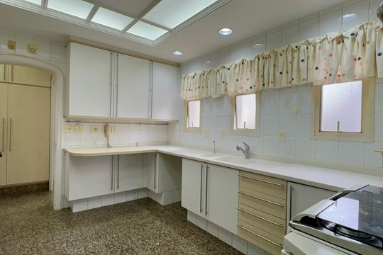 Cozinha de apartamento à venda com 3 quartos, 297m² em Alto de Pinheiros, São Paulo