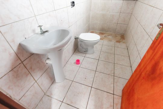 Banheiro de casa para alugar com 2 quartos, 70m² em Limoeiro, São Paulo